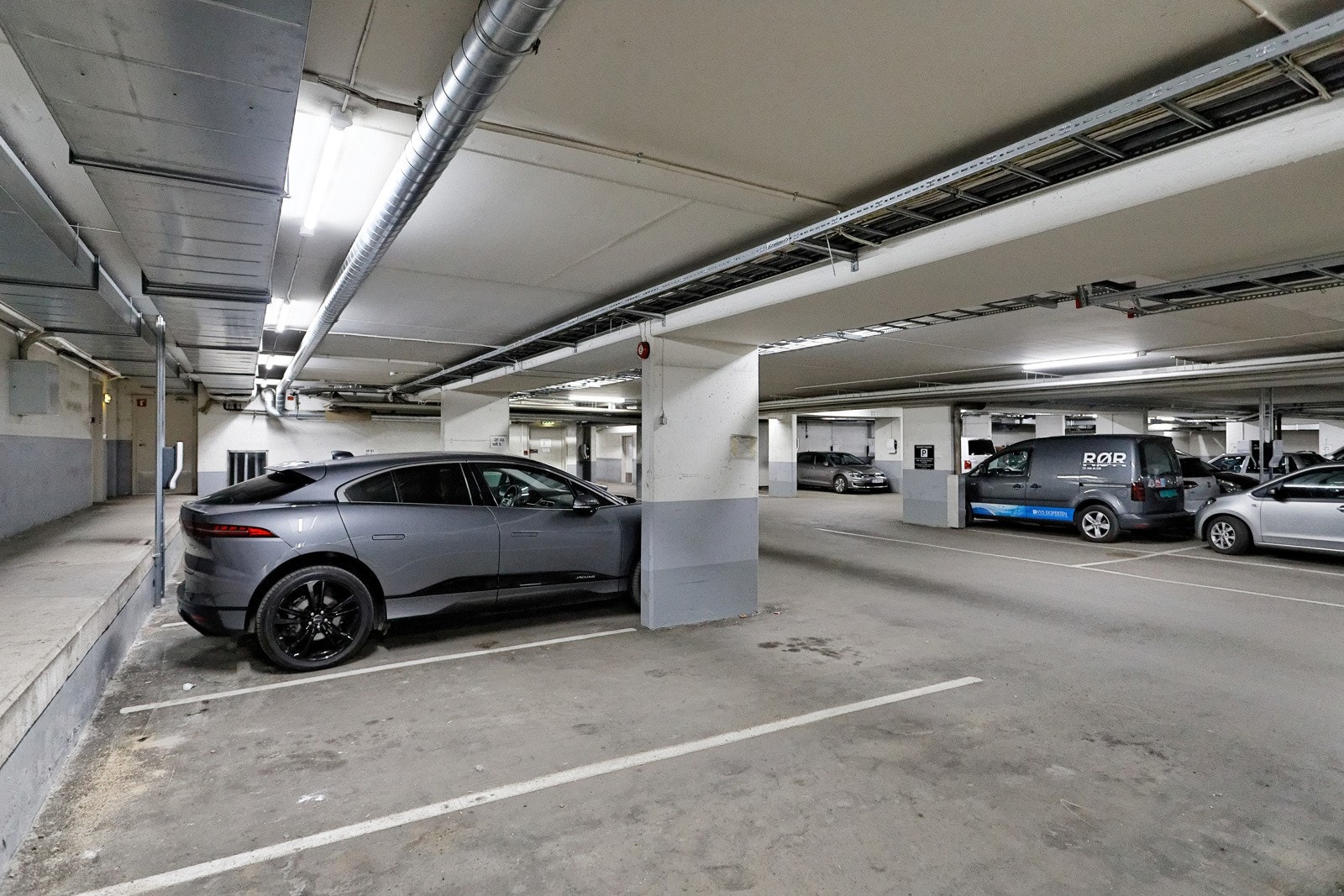 Selger eier en garasjeplass i kjeller som kan kjøpes separat. Kontakt megler for mer info. Galleribilde