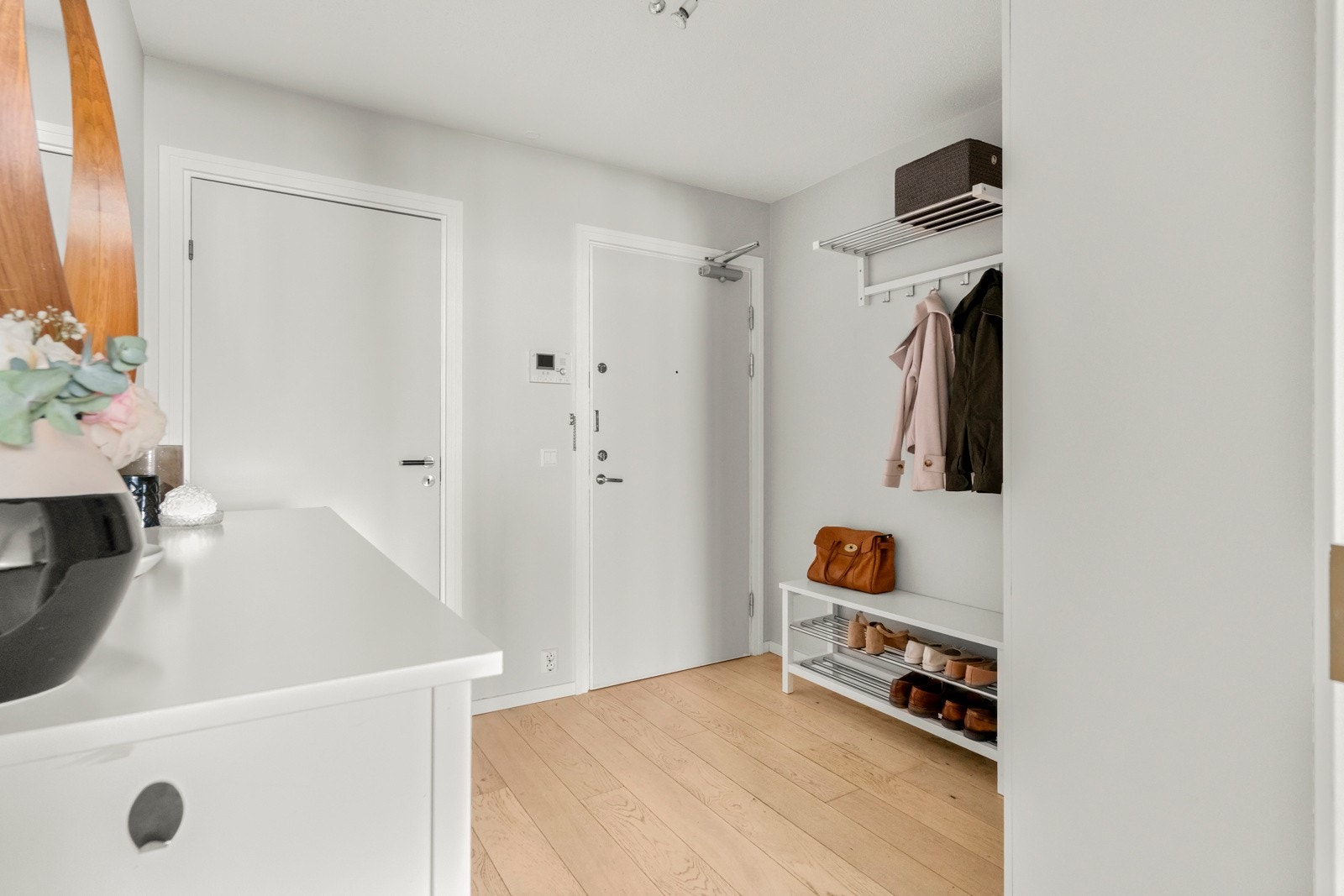 Entré malt i moderne farger med stilren garderobeløsning. Callinganlegg med fjernåpner ved ytterdør. Galleribilde