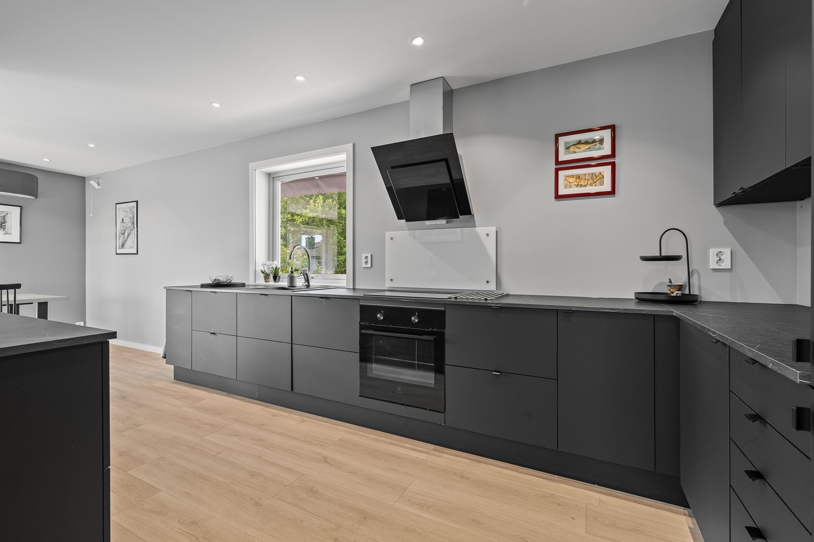 Integrert oppvaskmaskin, kjøl/ frys, stekeovn og steketopp. Galleribilde