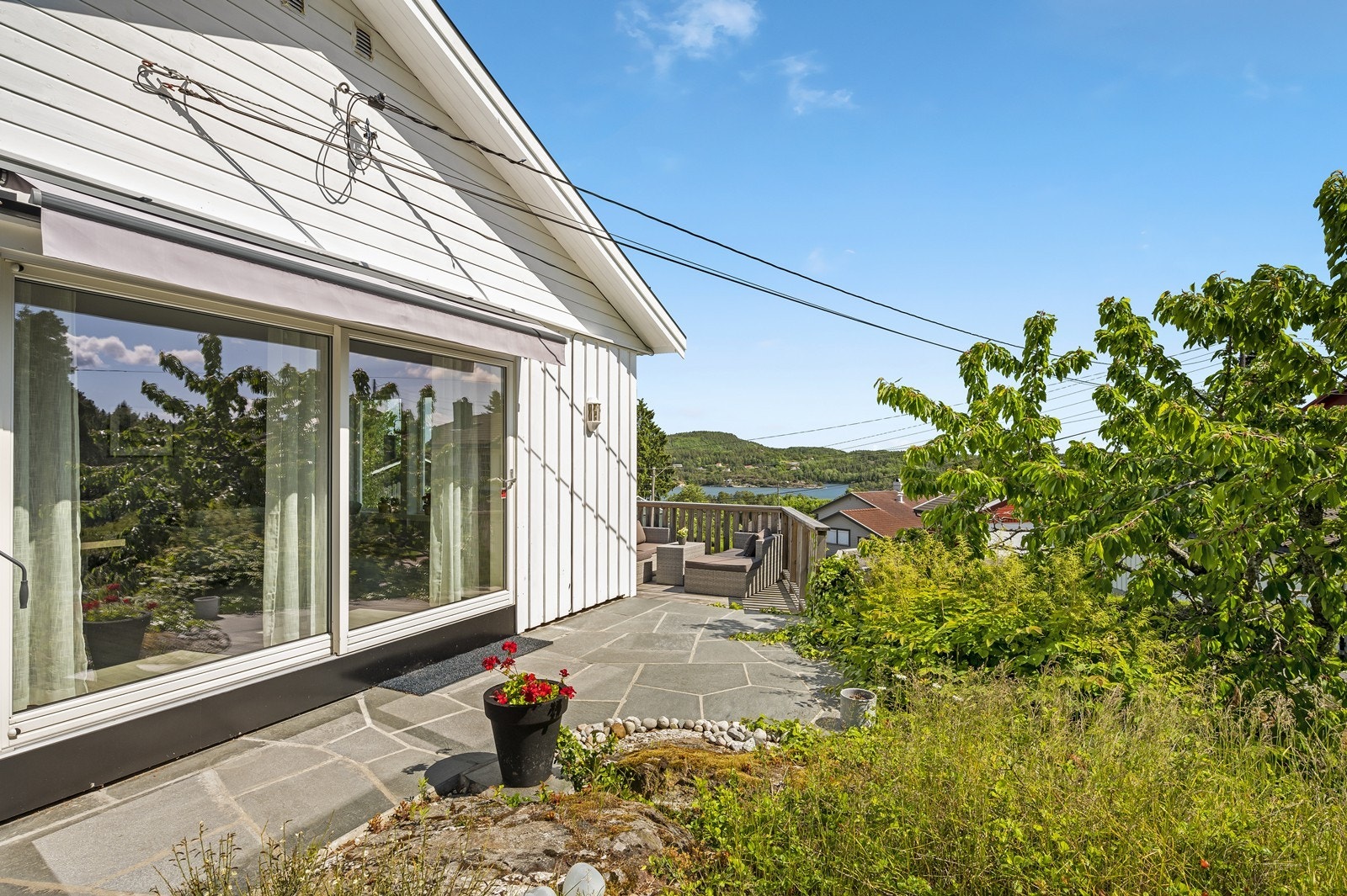 Svært flott nyoppusset enebolig med garasje. Alt på en flate, solrik tomt med sjøutsikt. Galleribilde