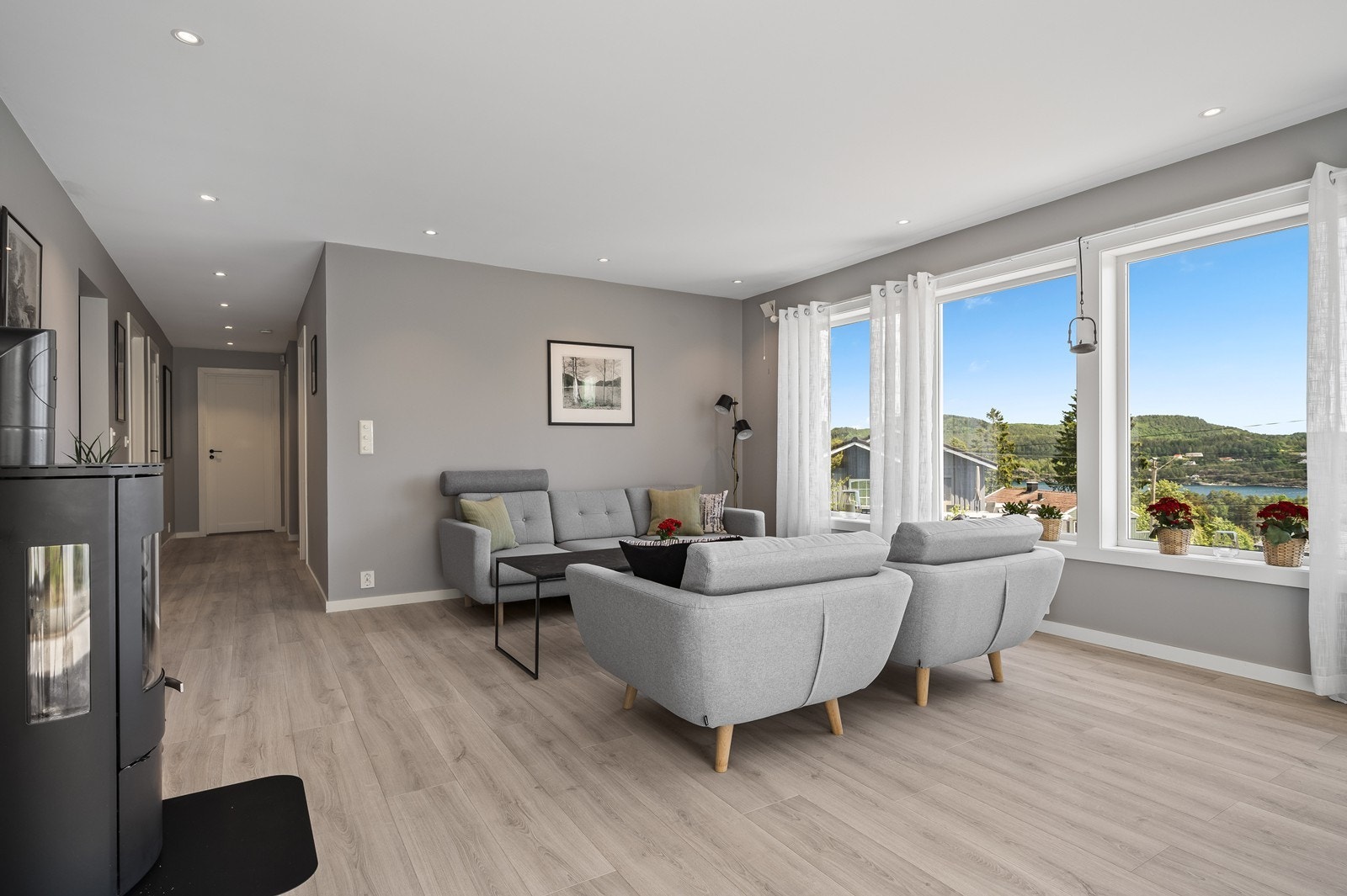 Romslig stue/ spisestue med store vinduer som gir godt lys inn og samtidig nyte den flotte utsikten utover Hellefjorden. Galleribilde