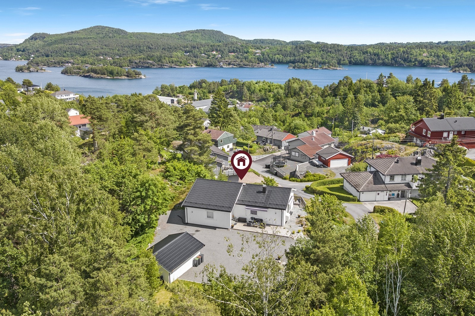 Det er kort vei til dagligvareforretning, barnehage, kirke, samt til sjøen og Helle småbåthavn. Kort vei til barneskole og idrettsanlegg med kunstgressbane og klubbhus. Galleribilde