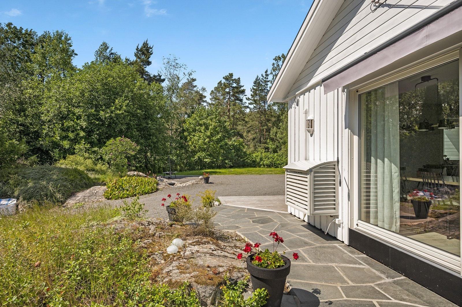 Fin skiferplatting utenfor stua. Galleribilde