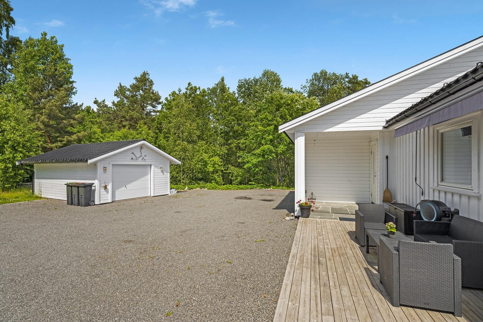 Garasjen er bygd over på naboens tomt. Garasjen har stått oppført slik i 48 år og antas at forholdet ikke har praktisk betydning. Kjøper overtar likevel risikoen for nevnte forhold. Galleribilde