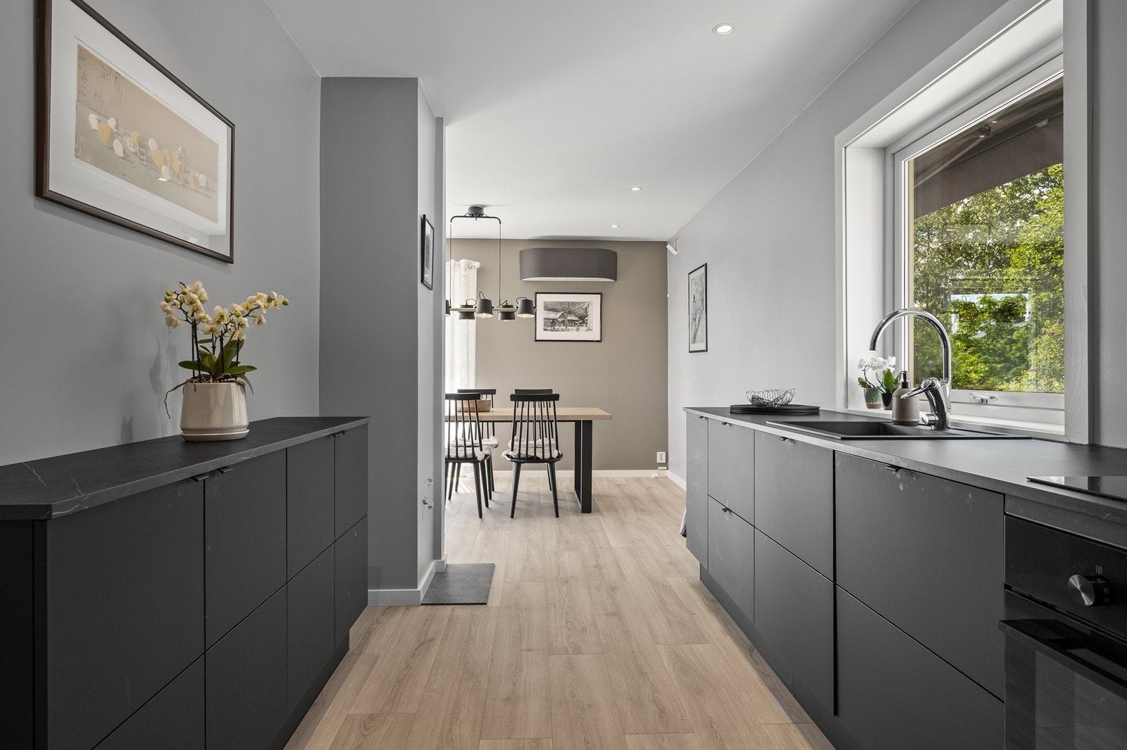 Aubo kjøkkeninnredning med sorte fronter og laminat benkeplate. Galleribilde