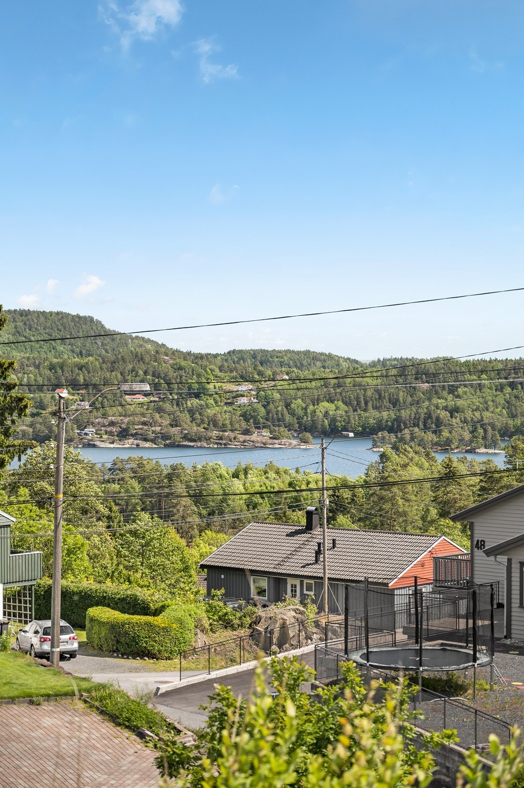 Tomten ligger flott og usjenert til med utsikt utover Hellefjorden. Galleribilde