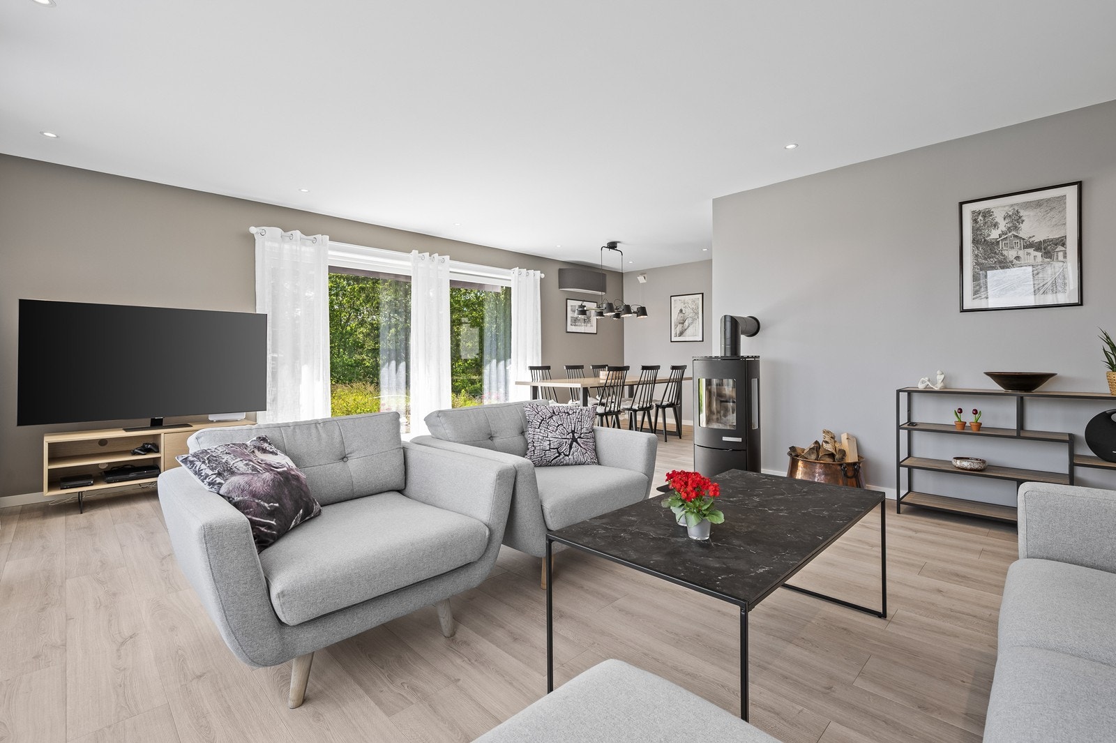 Nyere varmeovn og varmepumpe. Galleribilde