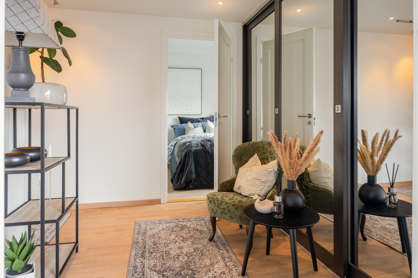 I gangen finner du en skyvedørsgarderobe med god oppbevaring Galleribilde