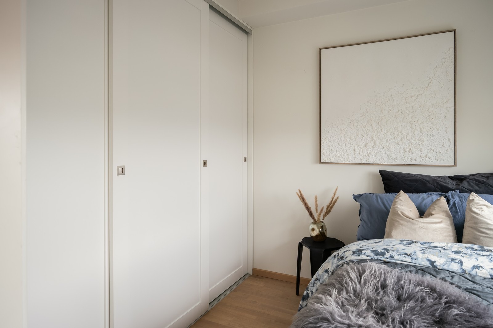 Skyvedørsgarderobe på begge soverom gi masse lagringsplass Galleribilde