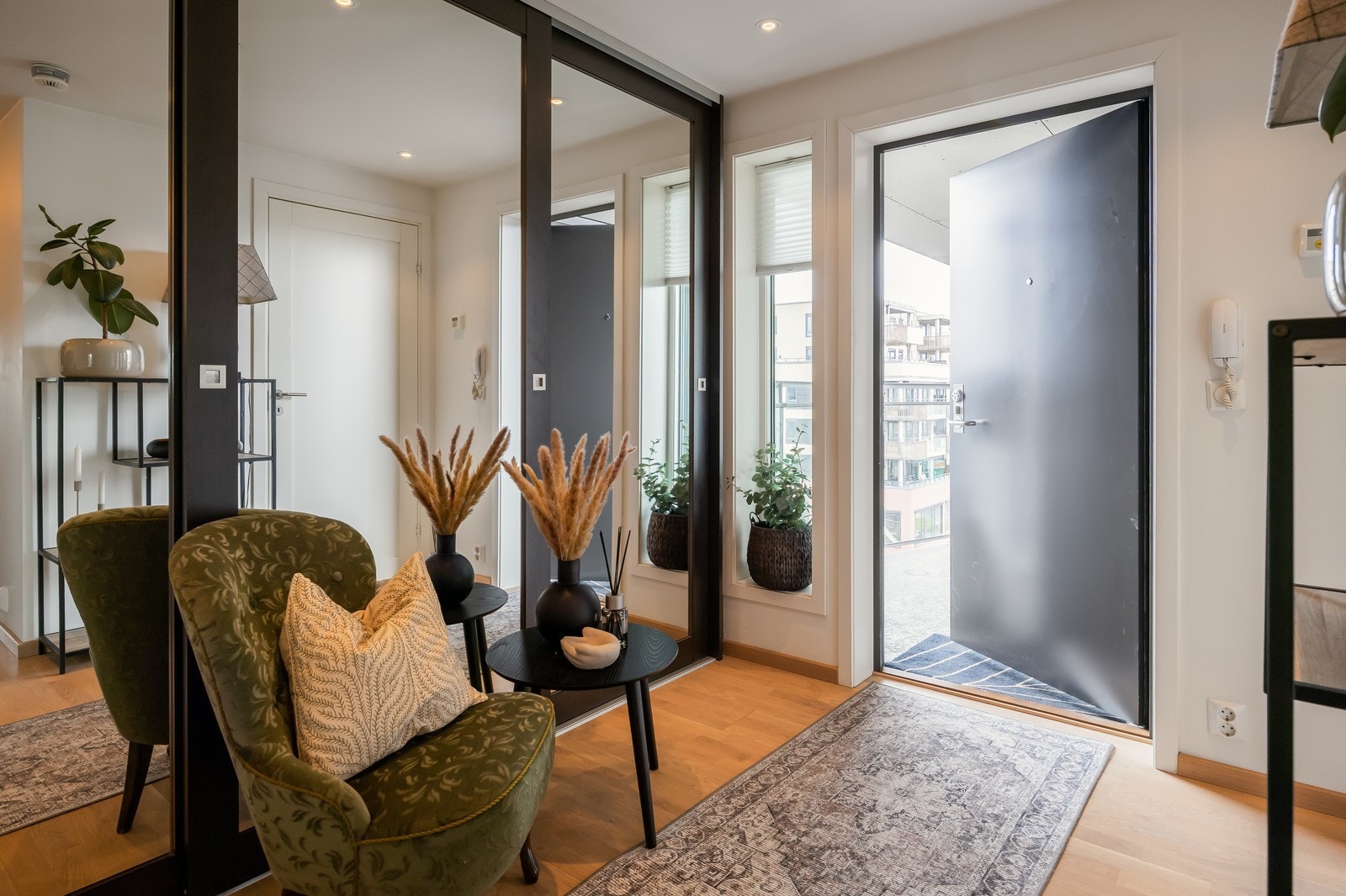 Entrè som gir en varm velkomst videre inn i leiligheten Galleribilde