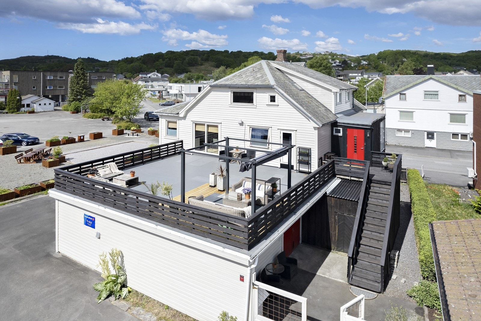 Boligdelen innehar en stor terrasse! Galleribilde