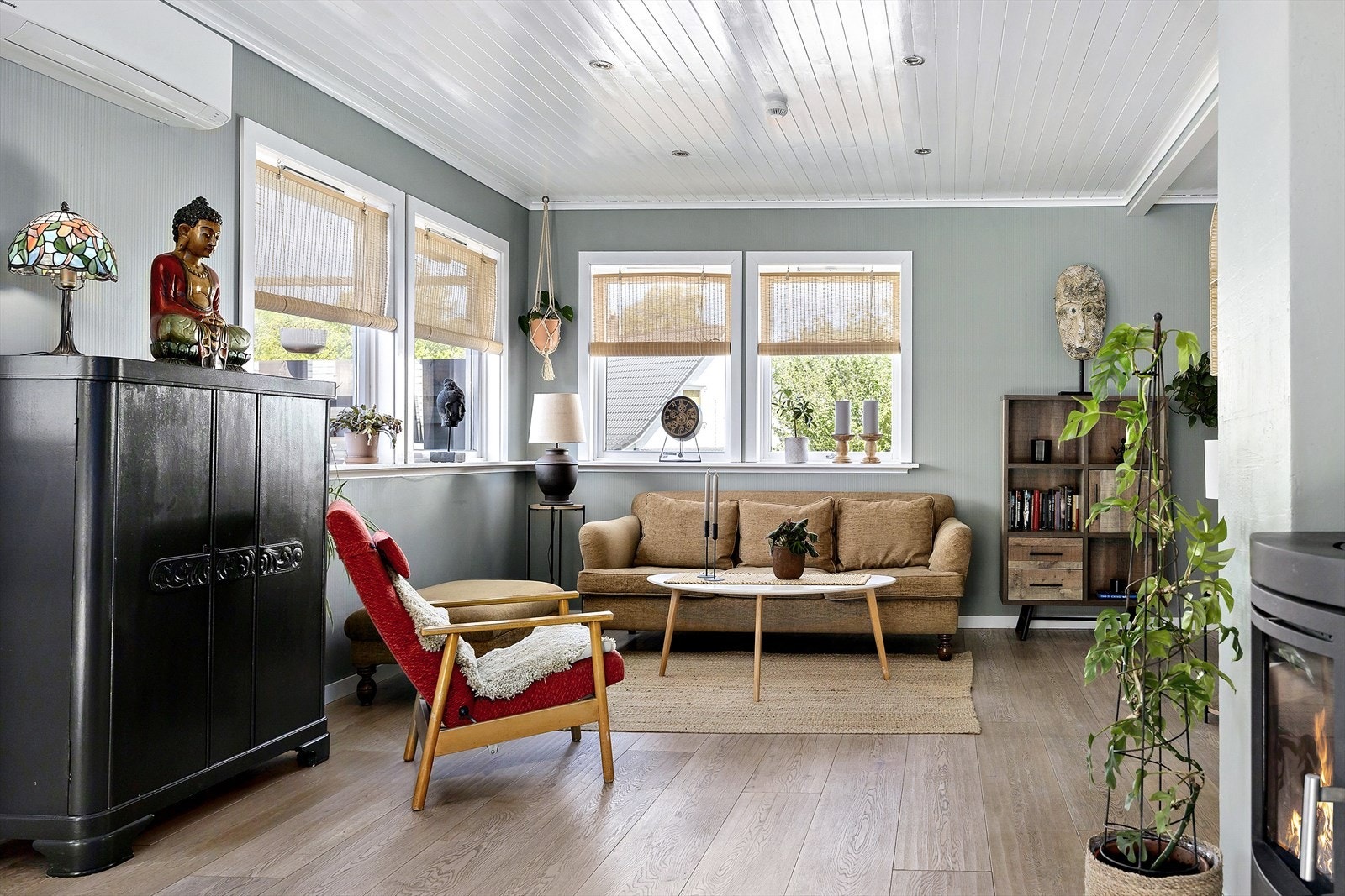 Lys og innbydende stue med behagelig atmosfære, lyse vegger og stilren innredning. Galleribilde