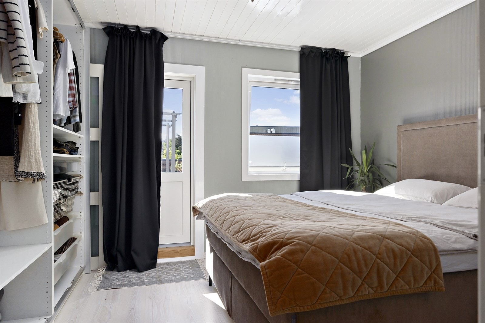 Lyst og innbydende soverom med garderobeløsning og direkte utgang til terrasse. Galleribilde