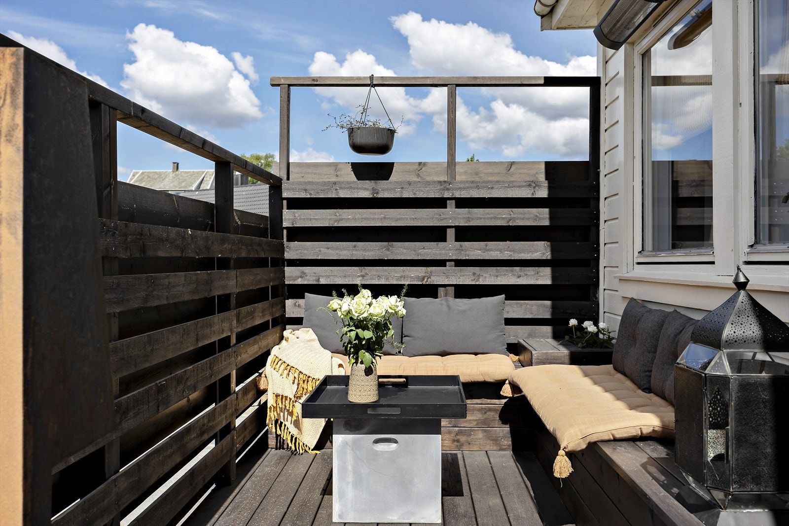 Balkong med utgang fra stue. Galleribilde