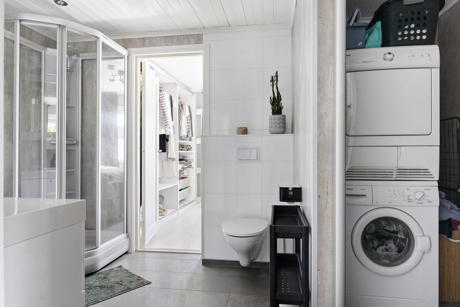 Lyst og moderne bad med praktisk vaskesøyle. Galleribilde