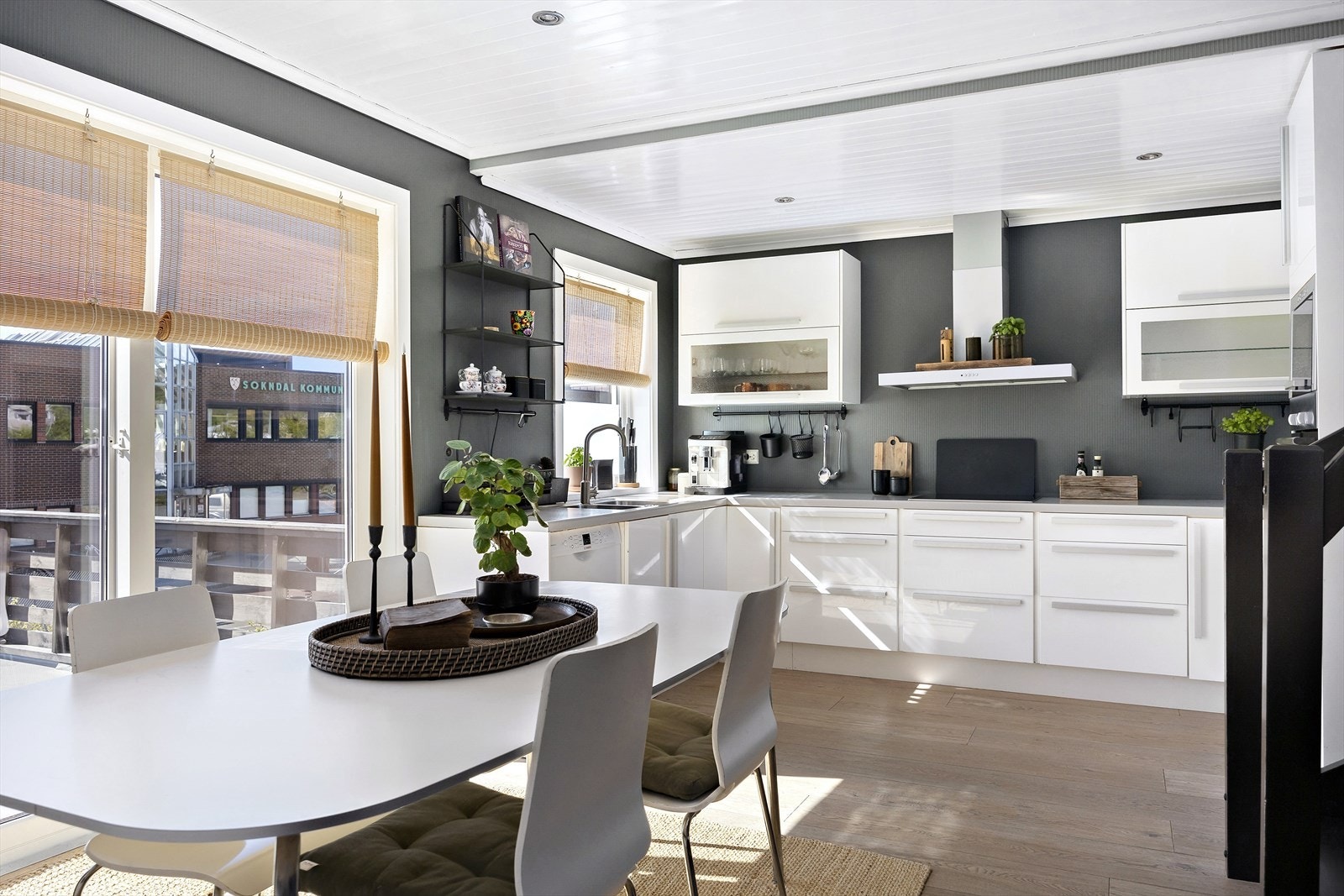 Lyst og moderne kjøkken med spiseplass. Galleribilde