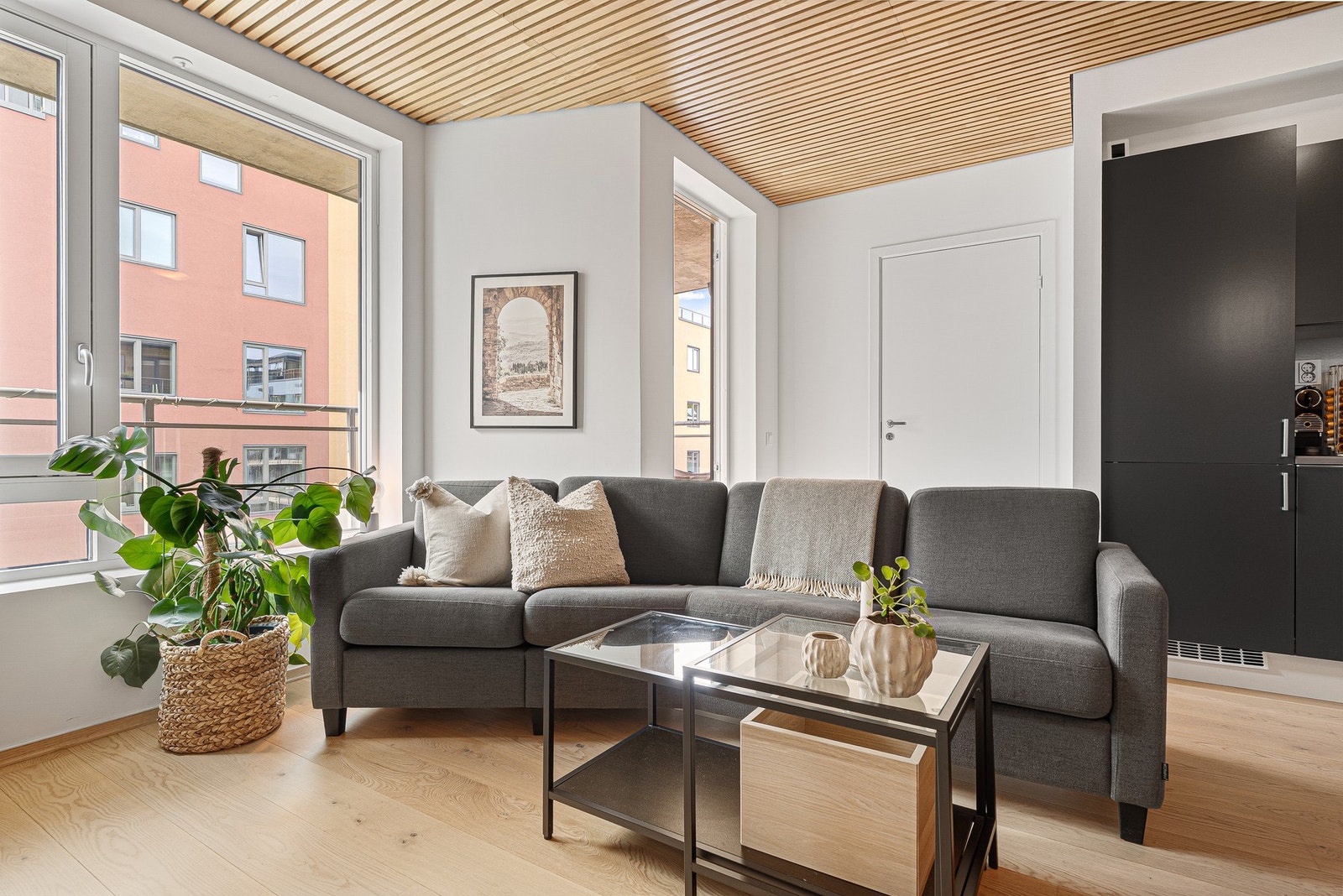 Delikat stue med god plass til sofagruppe og ønsket møblement. De store vindusflatene gir rikelig med naturlig lysinslipp. Galleribilde
