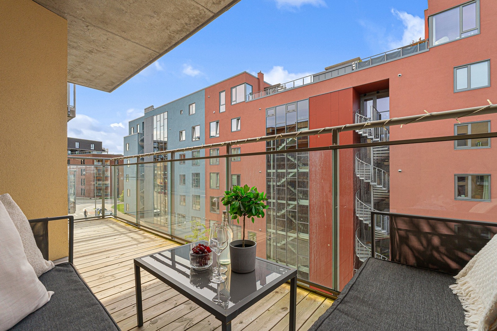 Her har man god plass til ønsket utemøblement. Galleribilde