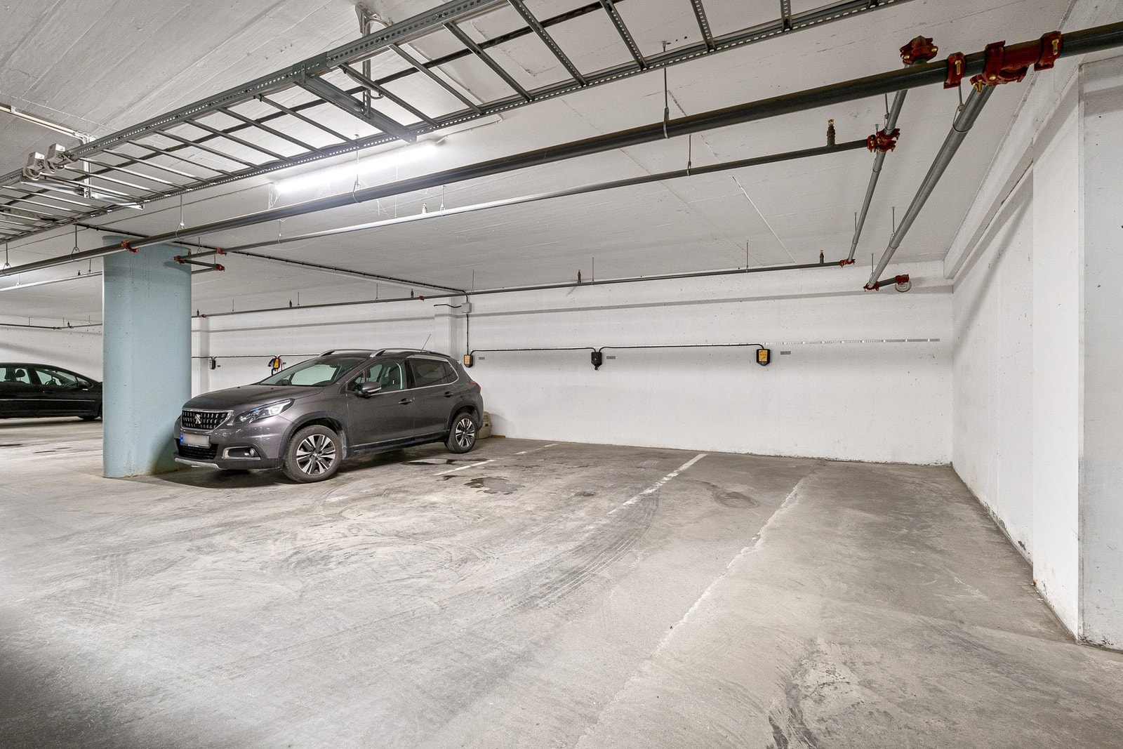 Parkeringsplass i p-kjeller. Galleribilde