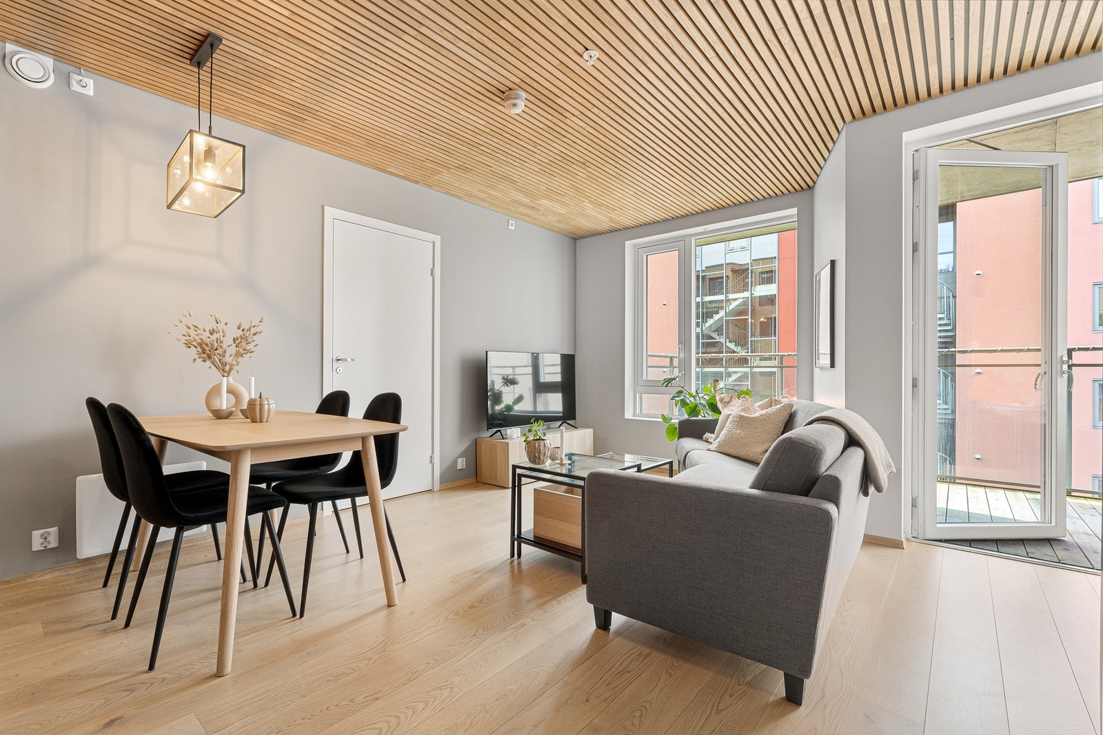 Leiligheten er fra 2020 og består av tidsriktige og fine materialvalg. Fra stue har du direkte adgang til herlig balkong. Galleribilde