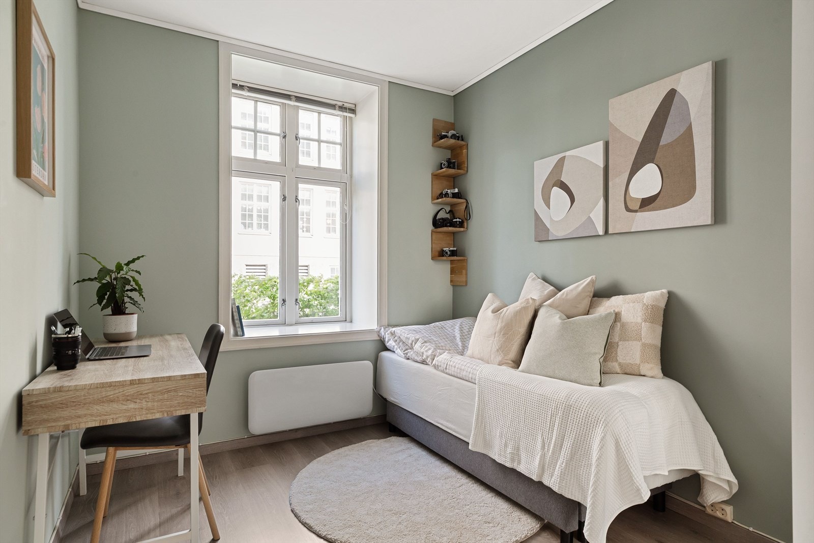 Her fra soverommet på 7,5 kvm. God plass til stor dobbeltseng, kontorløsning, samt store garderober. Galleribilde