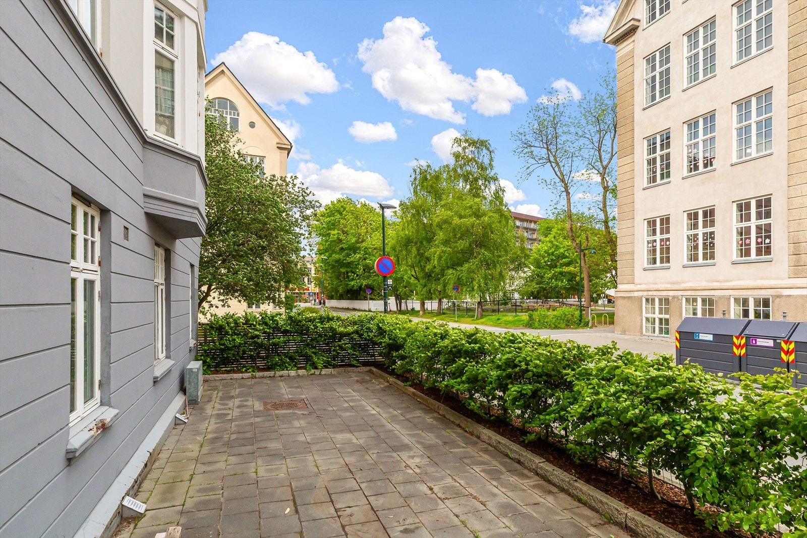 Rundt boligen er det plantet hekk. Dette bidrar til lite innsyn til leiligheten. Galleribilde