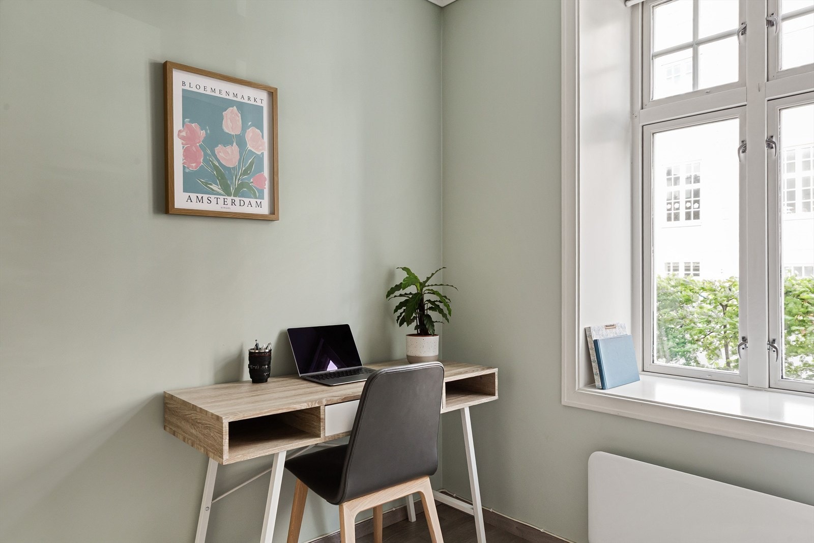 Her bor du rett ved flotte Ladestien, badeplasser og restauranter m.m. Galleribilde