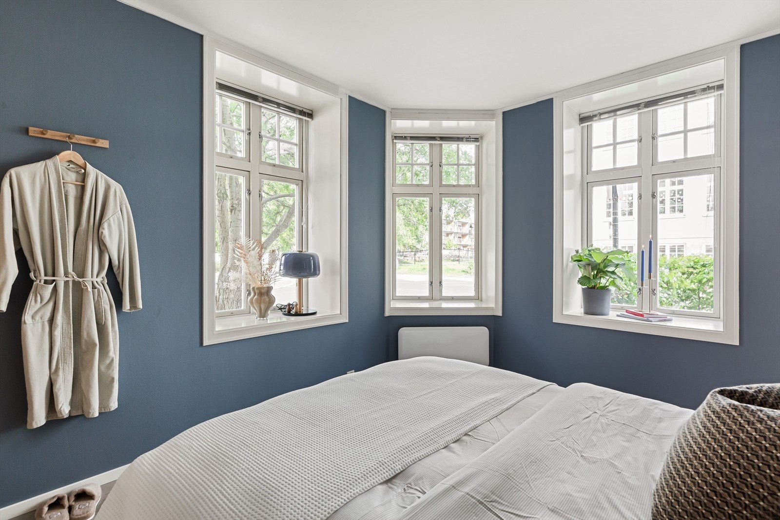 Soverommene nyter godt av store vindusflater, som resten av leiligheten. Galleribilde