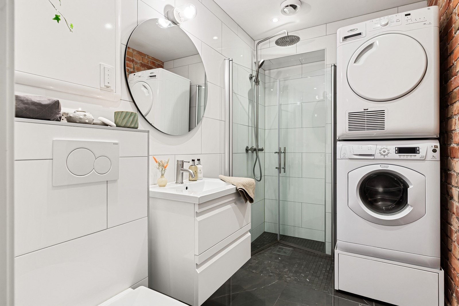 Flott flislagt bad på 4,kvm. Det ble totalrenovert i 2018, og har flis på gulv med varmekabler, flis på vegger, og malt slett himling med downlights i tak. Galleribilde