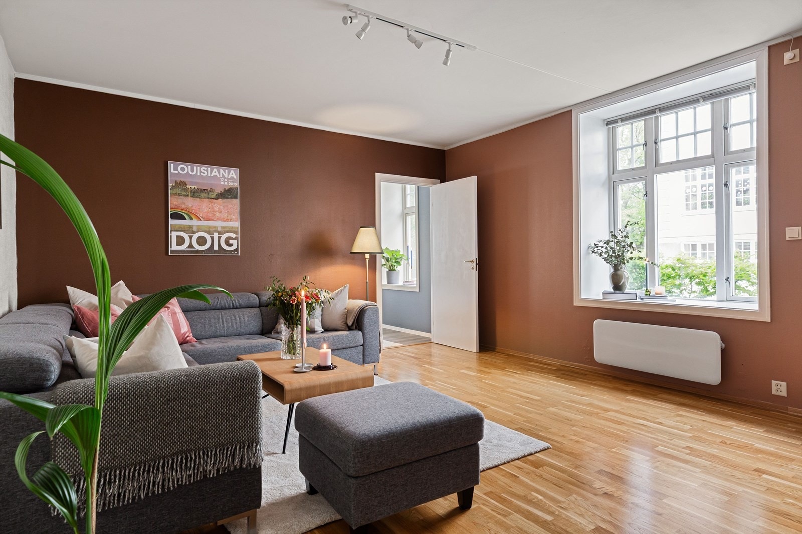 Aktiv Eiendomsmegling v/ Vebjørn Nybrott har gleden av å presentere Ladeveien 8 A - Leiligheten er gjennomgående lys og luftig, de store vinduene og den høye himlingen forsterker dette. Galleribilde