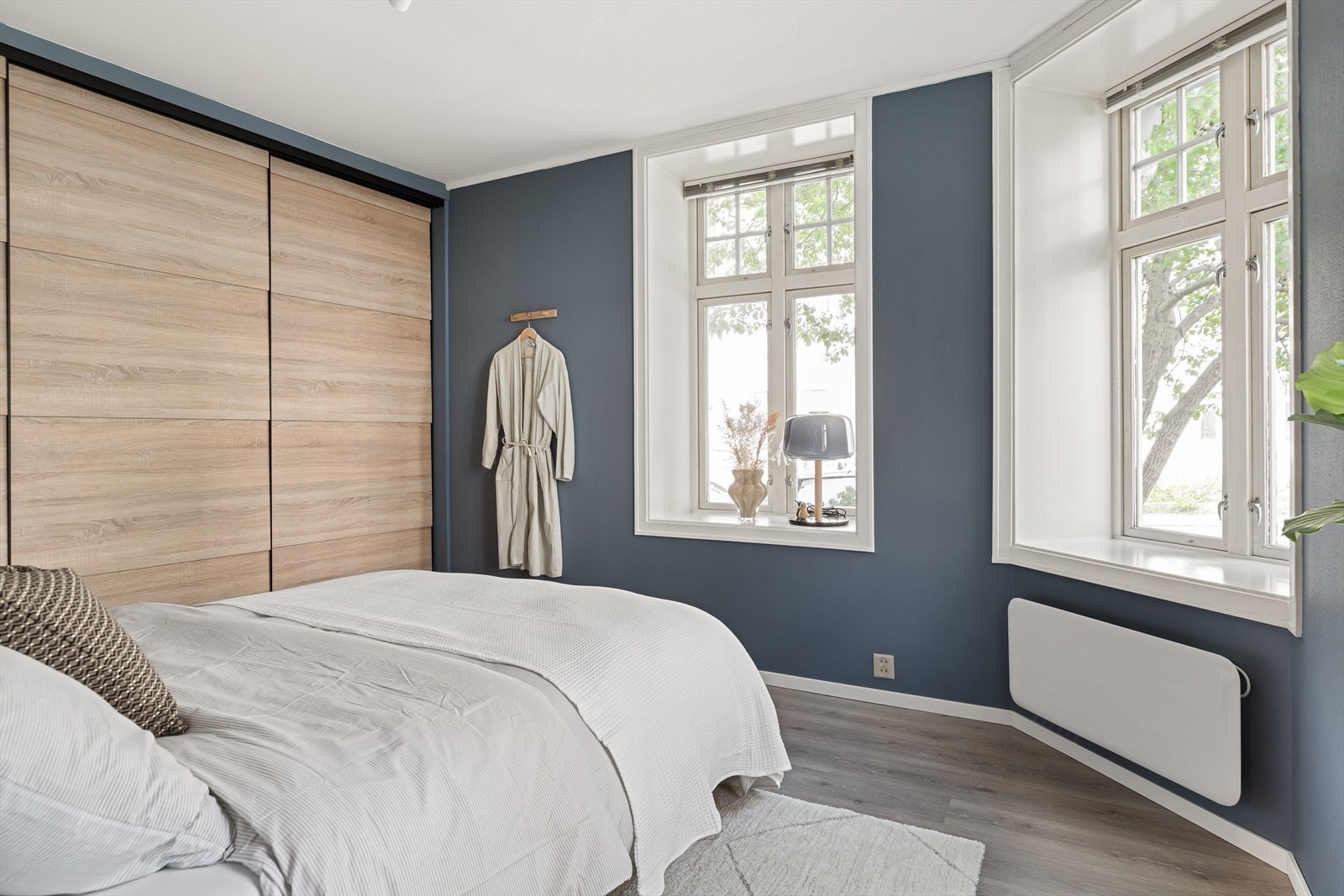 Soverommene ligger på hver sin side av stuen. Soverommene er på henholdsvis 12,5 og 7,5 kvm. Galleribilde