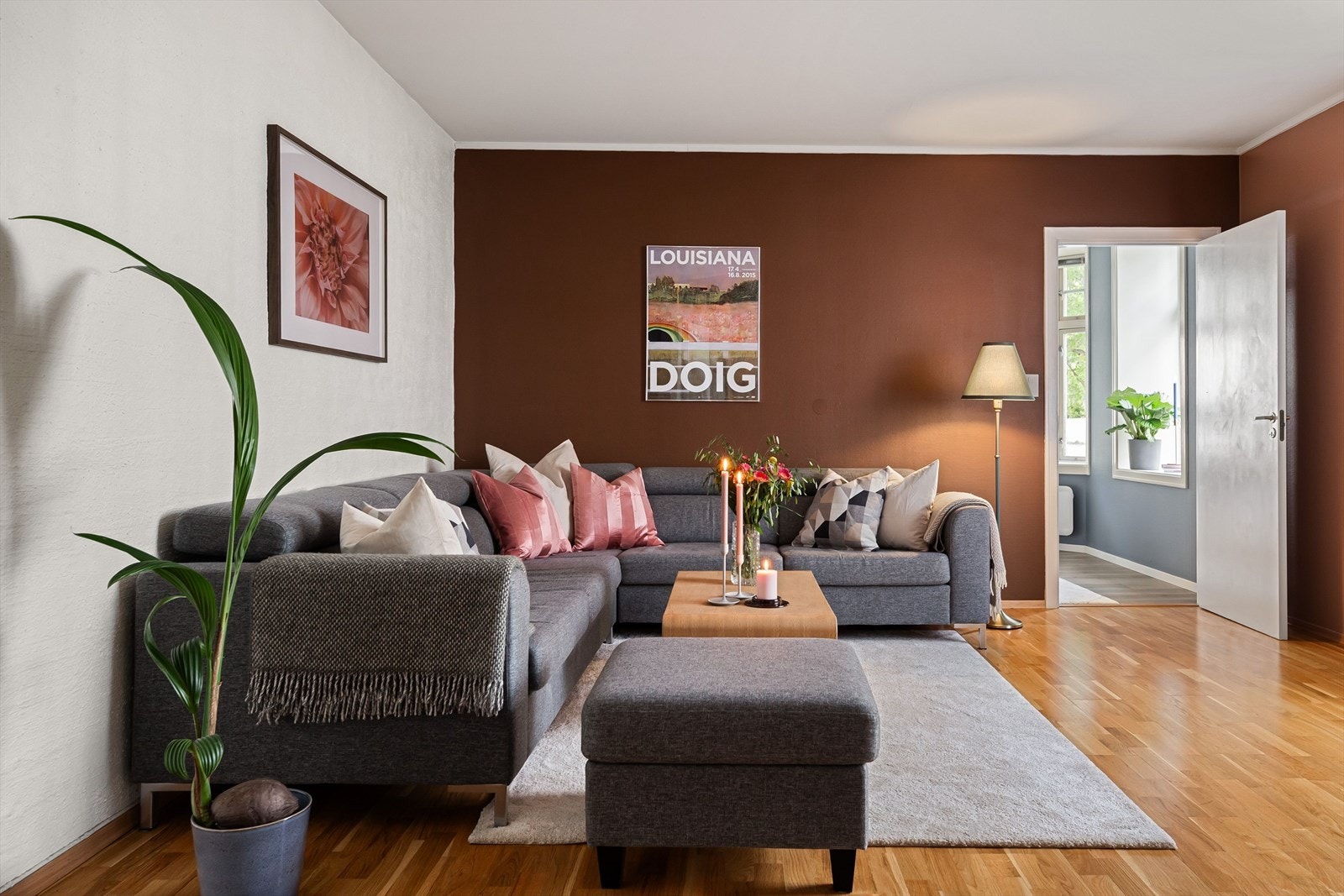 Stuen finner man på høyre hånd i det man kommer inn i leiligheten. Stuen er på hele 23,5 kvm. Galleribilde