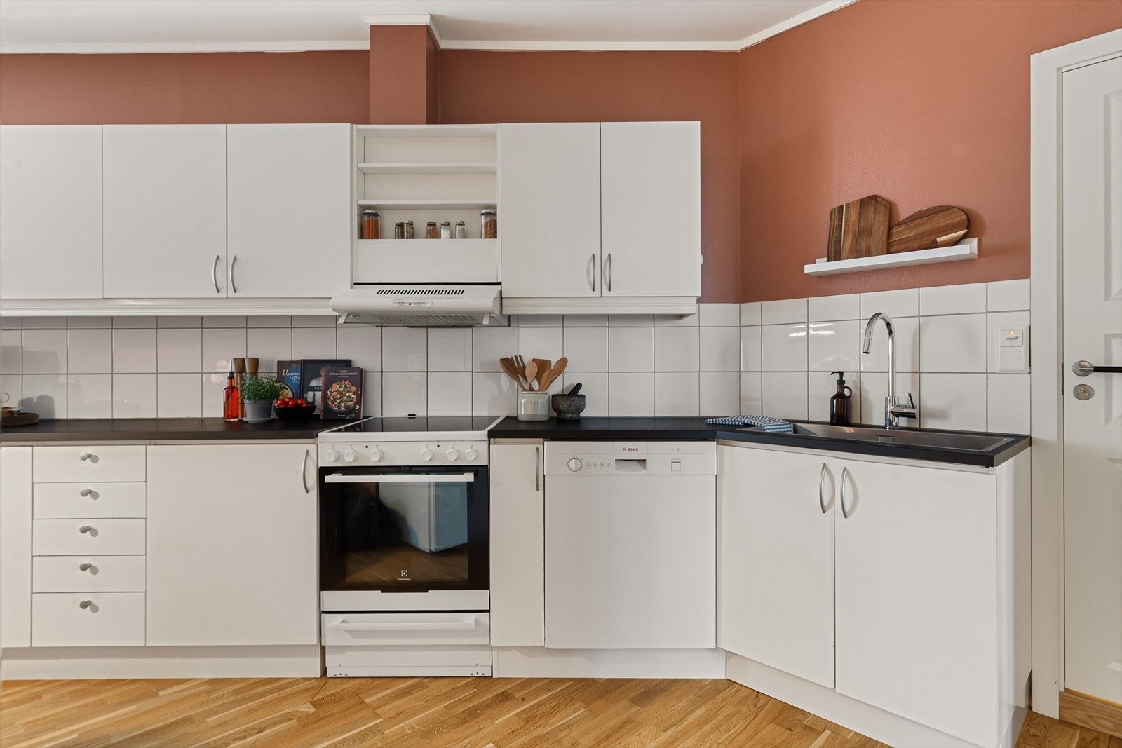 Lys og pen innredning hvor man nyter godt av masse benk- og skapplass. Galleribilde