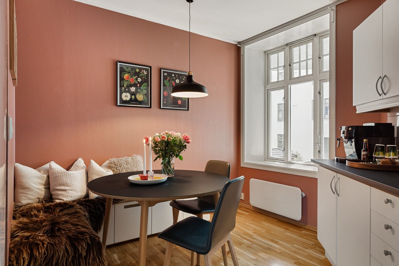 Delvis åpen løsning inn mot stuen hvor man får en naturlig plassering av egen spisedel ved vinduet som vender ut mot en rolig bakgård. Galleribilde