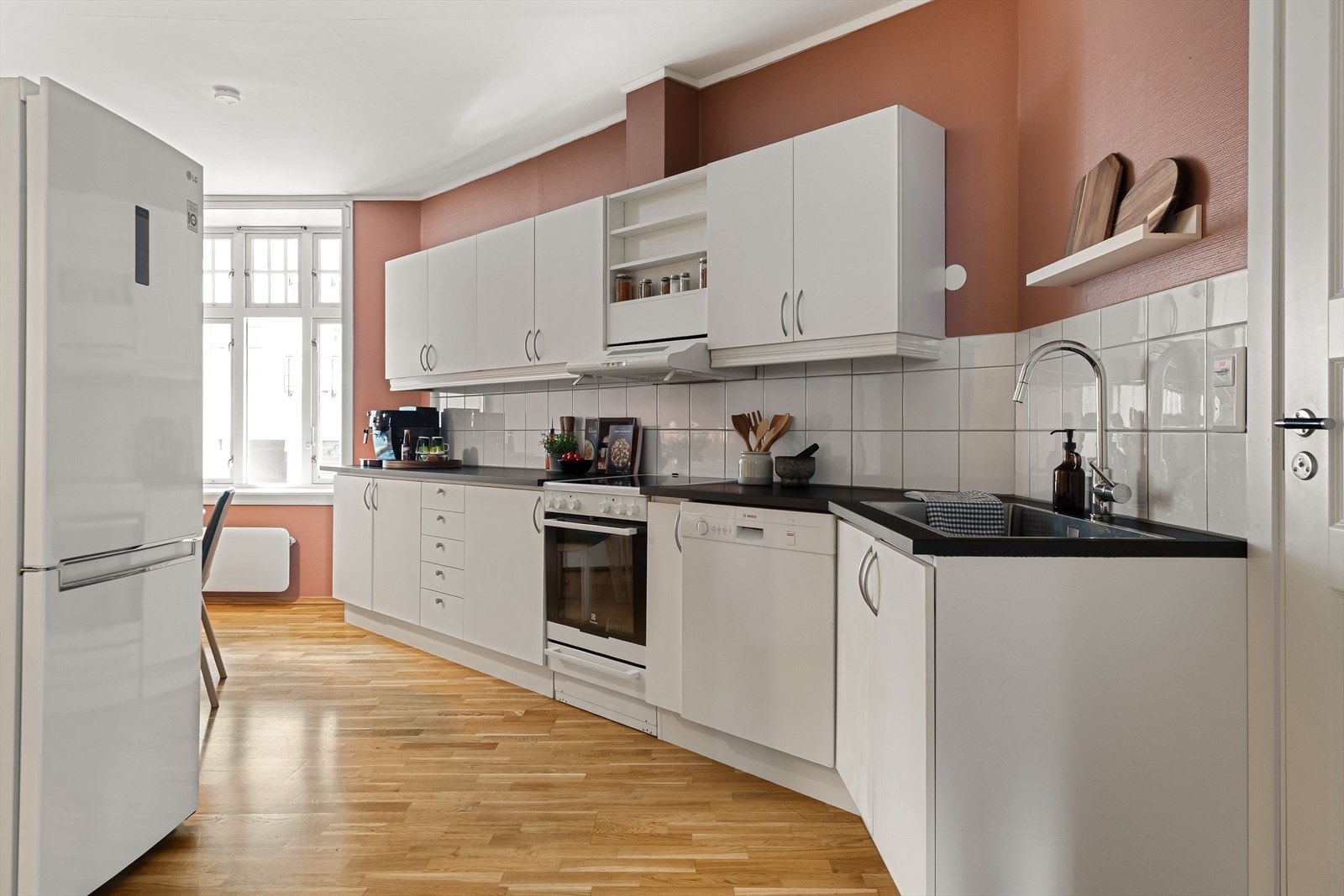 Kjøkkenet er meget romslig med sine 16,5 kvm, Det har folierte skrog, folierte fronter og laminert benkeplate. Galleribilde