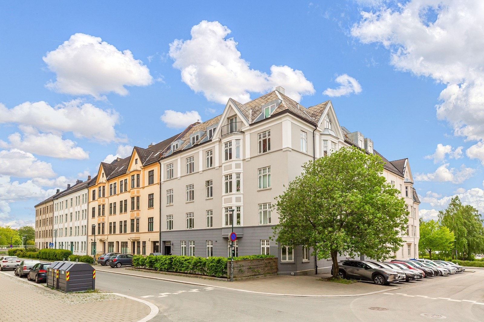 Gode kollektivmuligheter i umiddelbar nærhet med hyppige bussavganger fra Ladeveien. Lilleby stasjon ligger kun få minutters gange fra leiligheten og har togavganger i både nordog sørgående retning. Galleribilde