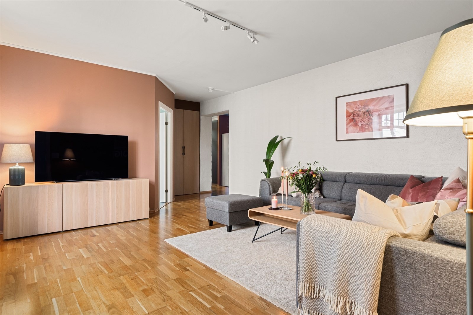 Den gode takhøyden bidrar til at leiligheten oppleves romslig. Galleribilde