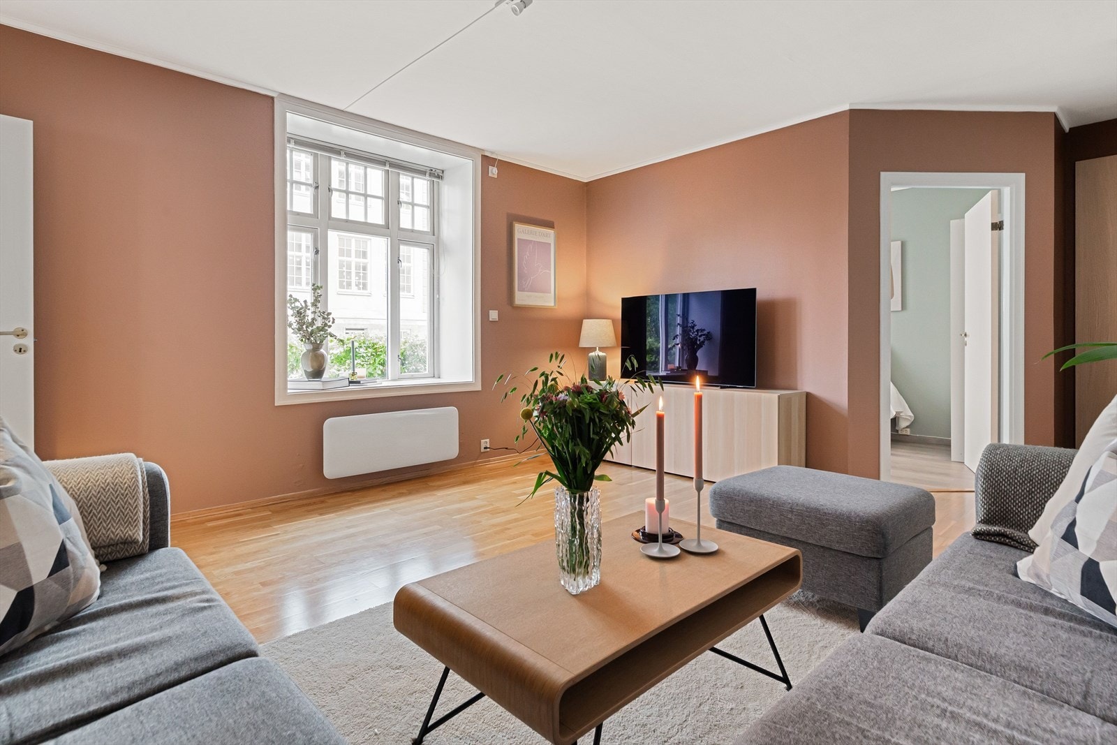 Leiligheten ligger delvis mot skjermet bakgård og den andre siden er vendt mot rolig gate, dette gir en skjermet beliggenhet i en av byens mest populære boligområder. Galleribilde