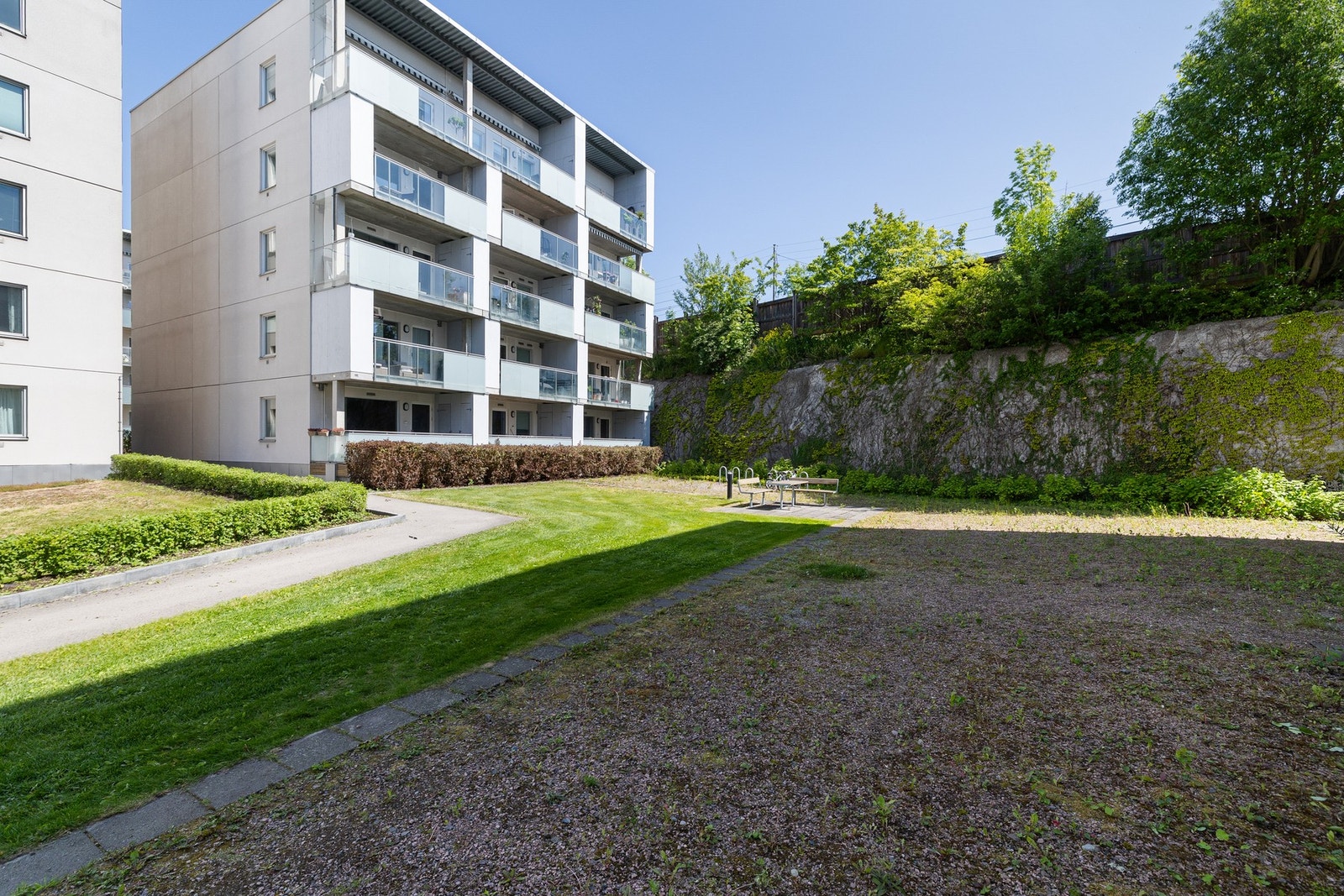 Attraktivt borettslag med god vedlikeholdt bygningsmasse og velstelte, bilfrie fellesområder. Sentral beliggenhet med kort vei til en rekke servicetilbud og offentlig kommunikasjon samt kort vei til Oslo sentrum! Galleribilde