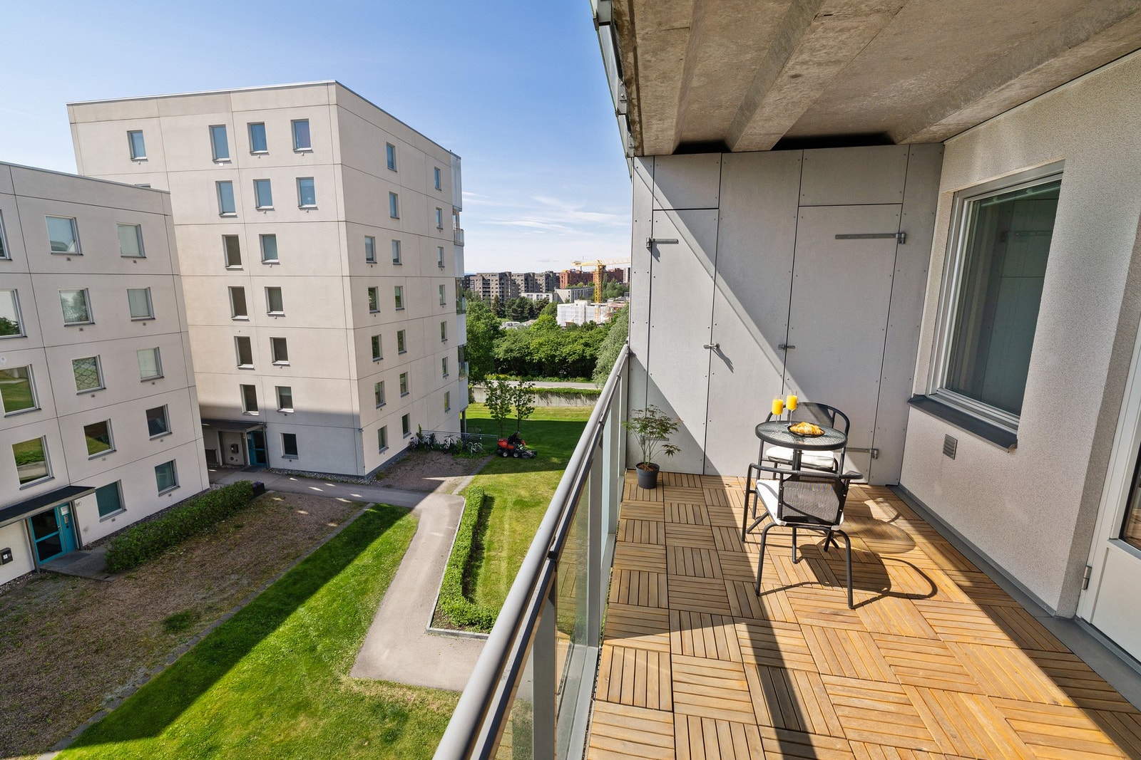 Her kan du lage din egen oase med møbler, lounge, spisebord, blomster og grill for koselige anledninger. Praktisk utvendig bod på balkongen. Galleribilde