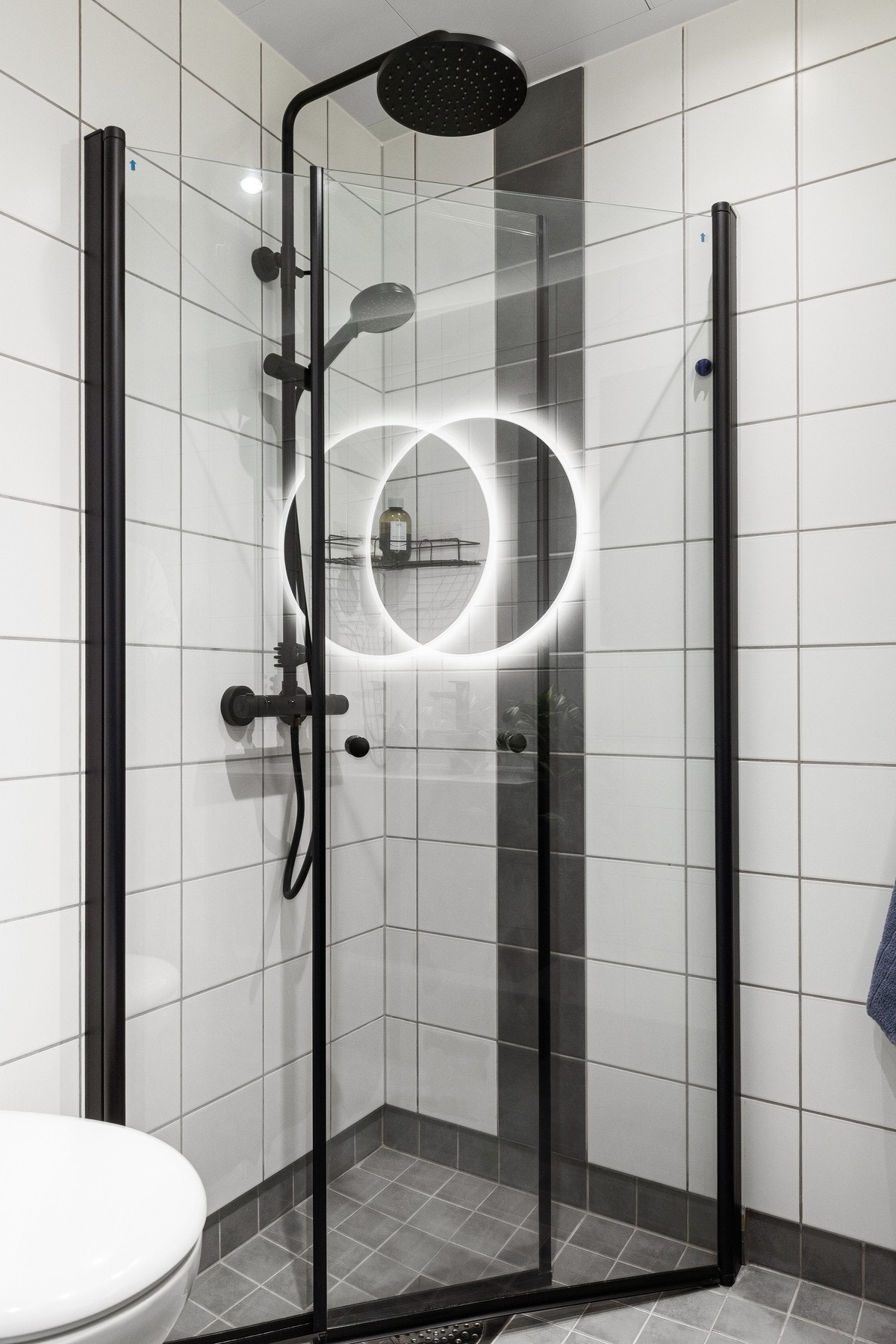 Ny waterfall- og regnfallsdusj i 2024 som matcher med øvrige armaturer og materialvalg i leiligheten. Galleribilde