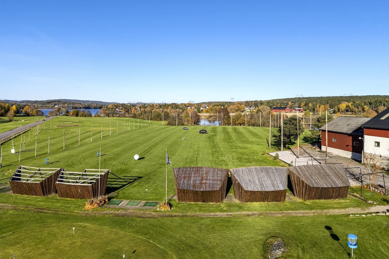 Golfanlegget er tilknyttet et enkelt sanitæranlegg i driftsbygningen og overbygg til driving rangen. Galleribilde