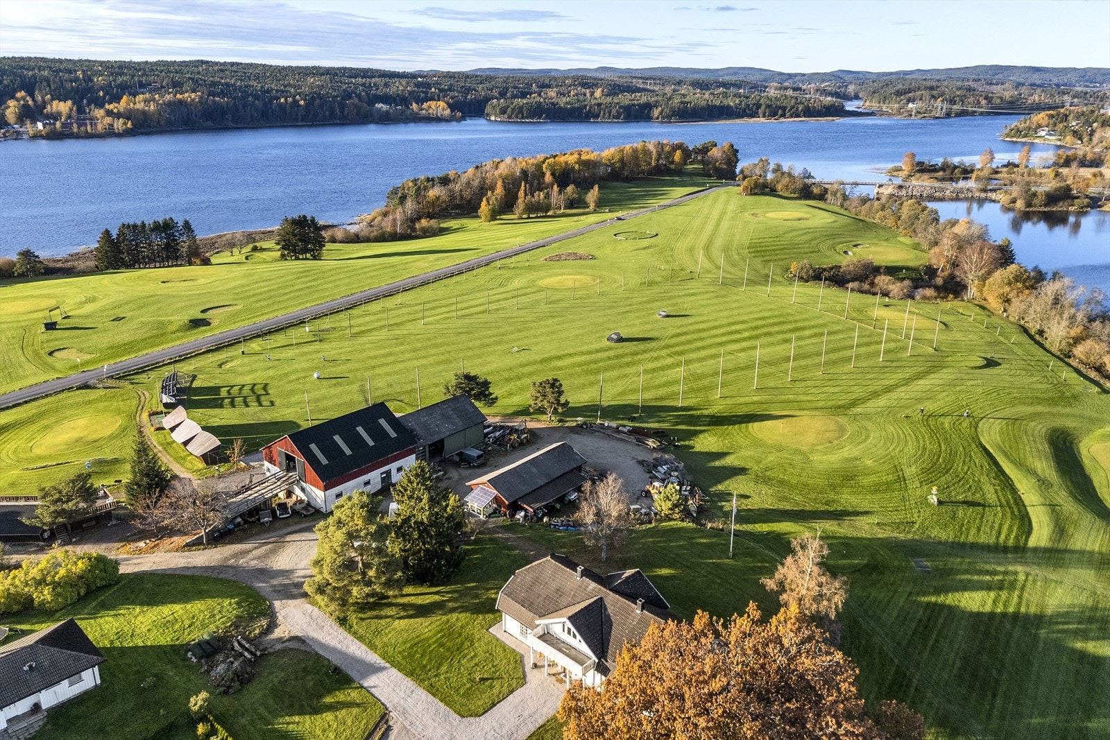 I kommuneplanens arealdel er deler av eiendommen avsatt til: Idrettsanlegg og Bebyggelse og anlegg. Ca. 3 daa. ved bolighuset er i reguleringsplan Øya Golfpark avsatt til: Bolig. Galleribilde