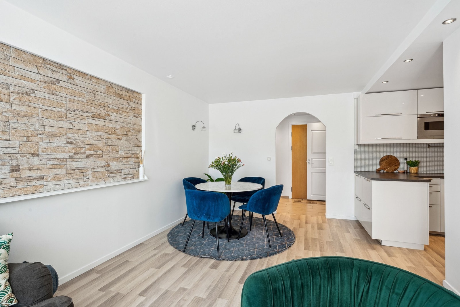 Oppholdsrommet gir god plass til både sofa, TV og spisebord. Galleribilde