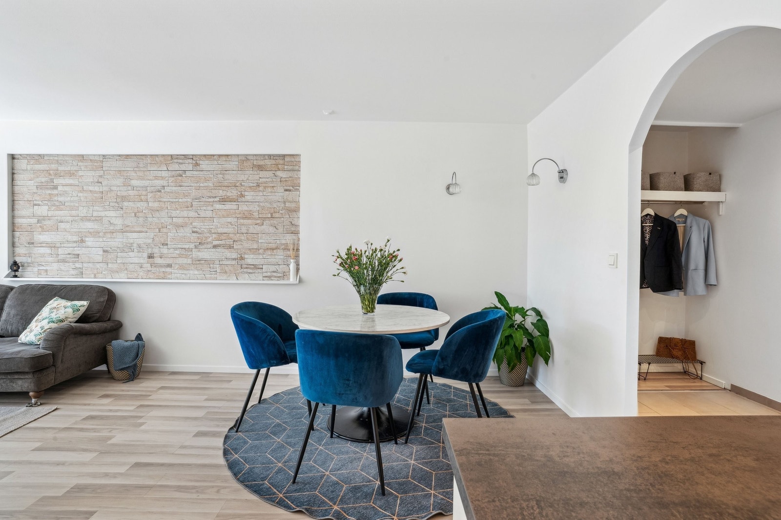 Oppholdsrommet gir god plass til både sofa, TV og spisebord. Galleribilde