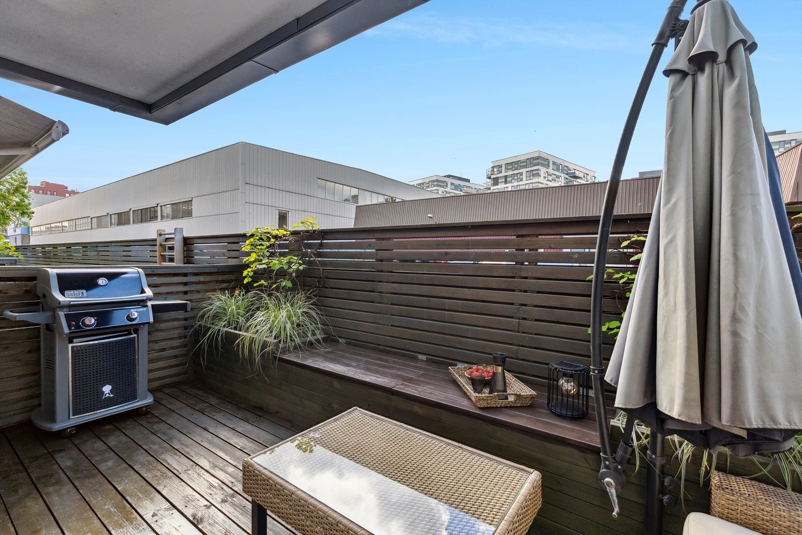 Her får man en skjermet uteplass med innebygd benk og blonsterkasse. Galleribilde