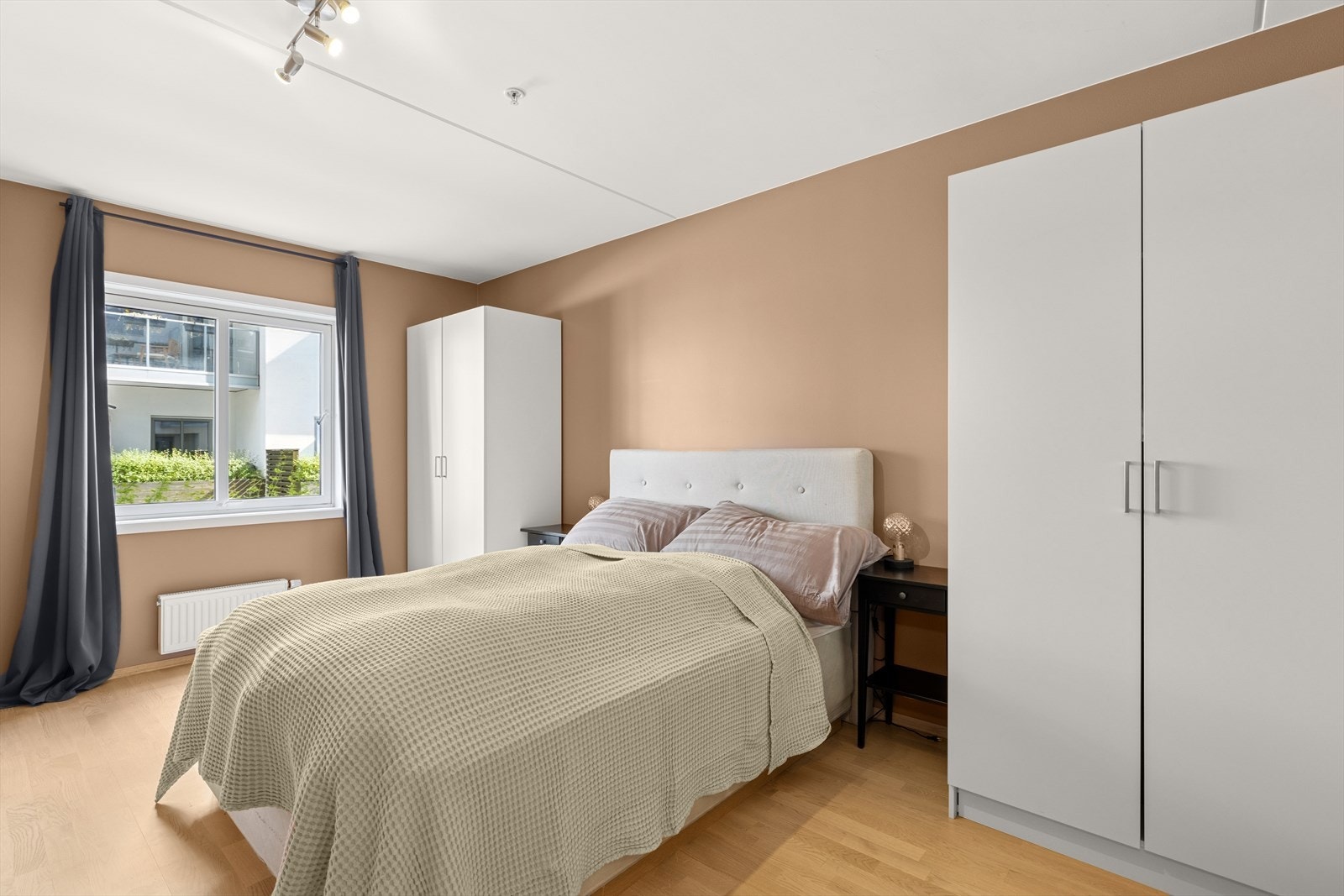 Hovedsoverommet er av god størrelse med plass til dobbeltseng og nattbord på hver side, samt mye oppbevaring. Galleribilde