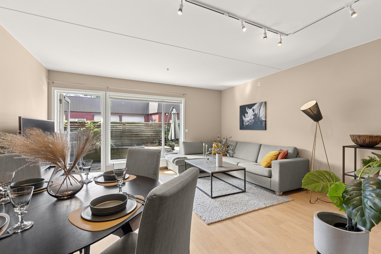 Stuen er stor og romslig med god takhøyde. Galleribilde