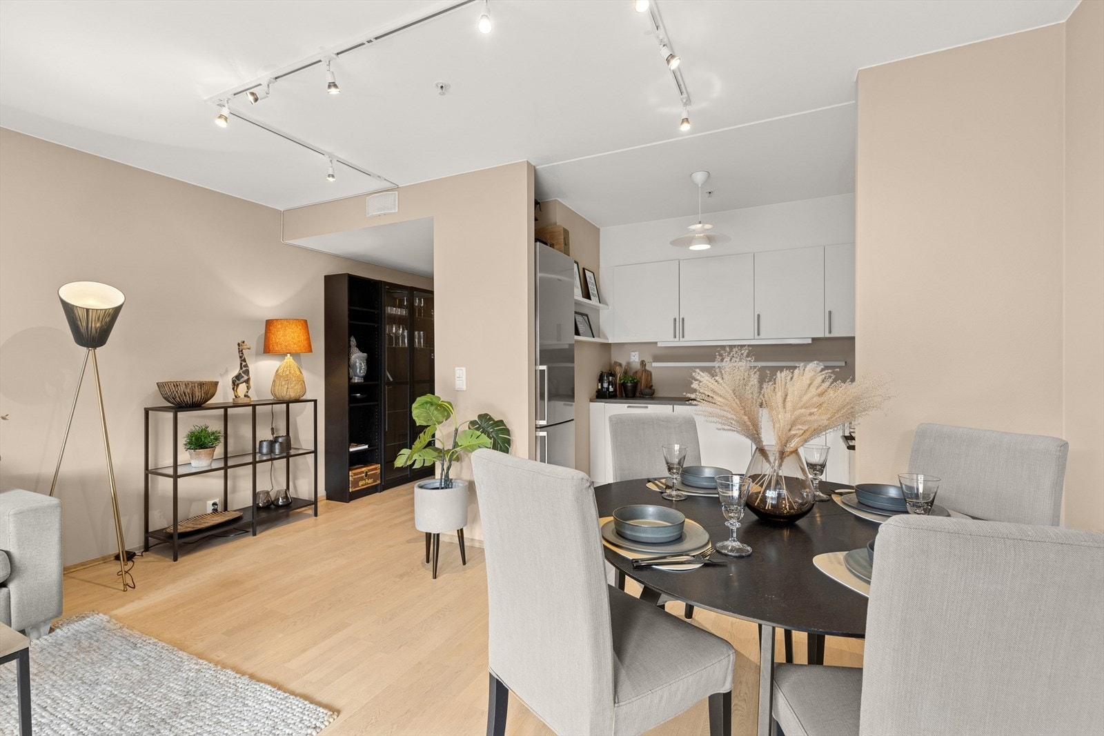 God plass til spisebord rett ved kjøkkenet gjør matlaging og middagsbesøk til en drøm. Galleribilde