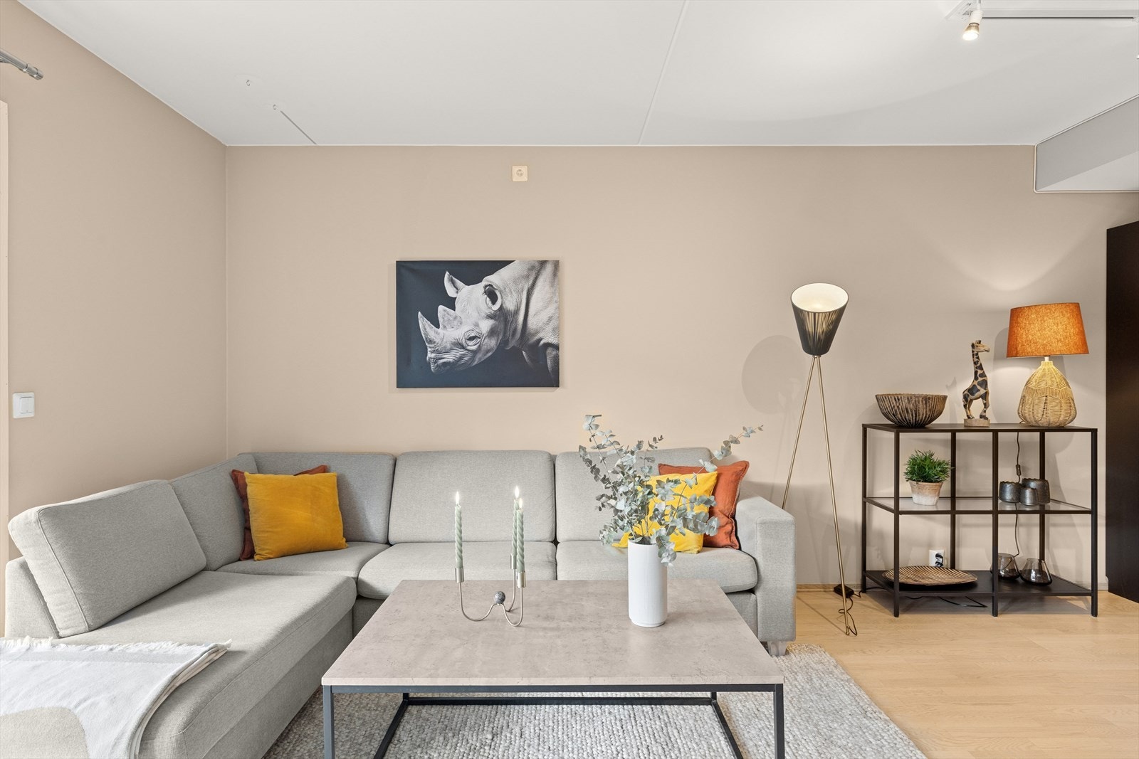 Her har man plass til en stor sofa med sofabord, samt tilhørende stue møblement Galleribilde